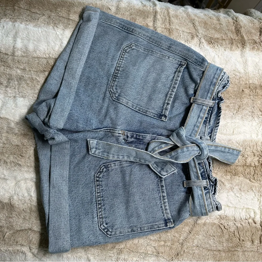 Zara Women’s Baggy Paperbag Shorts size 4 Light Wash Denim